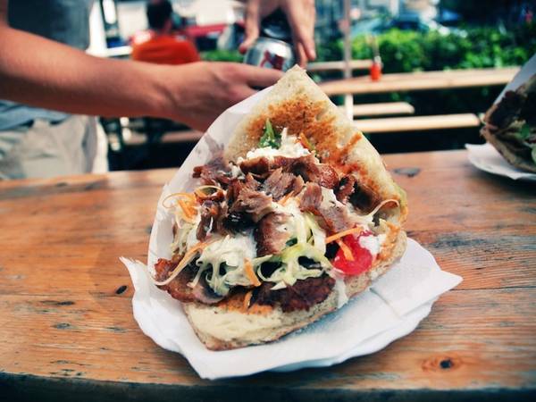 Dù có nguồn gốc từ Thổ Nhĩ Kỳ, doner kebab cũng là một món ăn đường phố phổ biến ở Đức. Bánh gồm có một chiếc pita (bánh mì Arabic) cuộn với thịt, các loại rau và nhiều sốt.