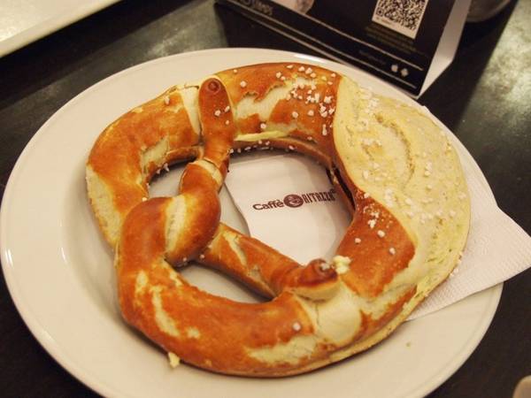 Được bày bán trong các hiệu bánh trên khắp nước Đức, pretzel (hoặc bretzel) là loại snack mặt ngon tuyệt hảo. Những chiếc bánh này mềm ở bên trong và giòn thơm bên ngoài, trái ngược với loại bánh có ở Mỹ.