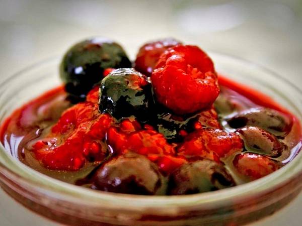 Rote grütze là một loại mứt làm từ những loại quả mọng như việt quất, mâm xôi hay dâu tây. Nó thường được ăn với sốt vanilla hoặc sữa chua. 