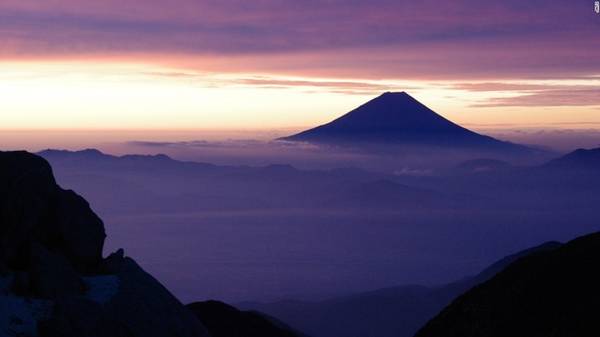 Núi Phú Sĩ, nằm ở ranh giới hai vùng Shizuoka và Yamanashi. Núi cao 3.776,24 m nên đây là đỉnh cao nhất xứ sở hoa anh đào. Phú Sĩ cũng là biểu tượng nổi tiếng của đất nước Nhật Bản. Núi Phú Sĩ, nằm ở ranh giới hai vùng Shizuoka và Yamanashi. Núi cao 3.776,24 m nên đây là đỉnh cao nhất xứ sở hoa anh đào. Phú Sĩ cũng là biểu tượng nổi tiếng của đất nước Nhật Bản. 