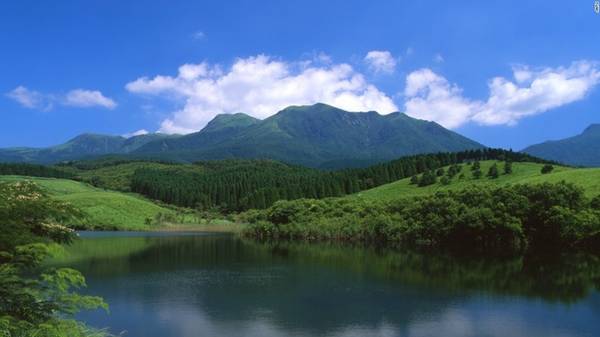 Núi Kuju nằm trong Vườn quốc gia Aso-Kuju, là đỉnh núi cao nhất trên đảo Kyushu, phía tây nam Nhật Bản. 