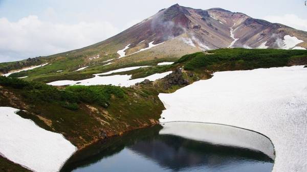  Quanh năm du khách có thể quan sát băng tuyết bao phủ như những đốm trắng lớn trên núi Asahi, đỉnh núi cao nhất ở Hokkaido. 