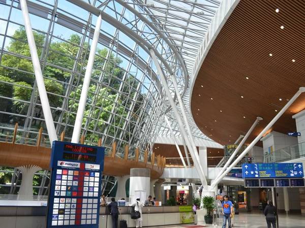 10. Sân bay quốc tế Kuala Lumpur (Malaysia): Đây là một trong những sân bay đông khách nhất Đông Nam Á (47,5 triệu lượt khách mỗi năm), nằm cách thủ đô của Malaysia khoảng 56 km. Sân bay này có đường bộ và đường tàu thuận tiện, với rừng rậm và thác nước độc đáo trong khuôn viên.