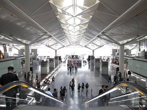 5. Sân bay quốc tế Central Japan (Nhật Bản): Đây được xem là sân bay khu vực tốt nhất thế giới, nằm trên một hòn đảo nhân tạo giữa vịnh Ise, gần thành phố Nagoya. Central Japan - hay còn gọi là Centrair - có hiên quan sát dài hơn 300 m cho du khách ngắm cảng Nagoya. Ngoài ra, du khách còn có thể thư giãn ở nhà tắm truyền thống nhật bản và ngắm hoàn hôn trên vịnh. 