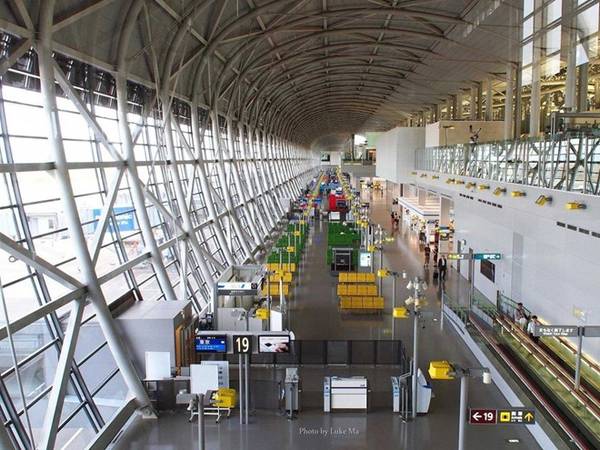 6. Sân bay quốc tế Kansai (Nhật Bản): Nằm trên đảo nhân tạo ngoài khơi Osaka, sân bay quốc tế Kansai được người dùng khen ngợi nhờ kiến trúc hiện đại, cơ sở vật chất sạch sẽ và nhân viên thân thiện. Sân bay còn có đài quan sát Sky View cho du khách ngắm cảnh máy bay hạ cánh và cất cánh. 
