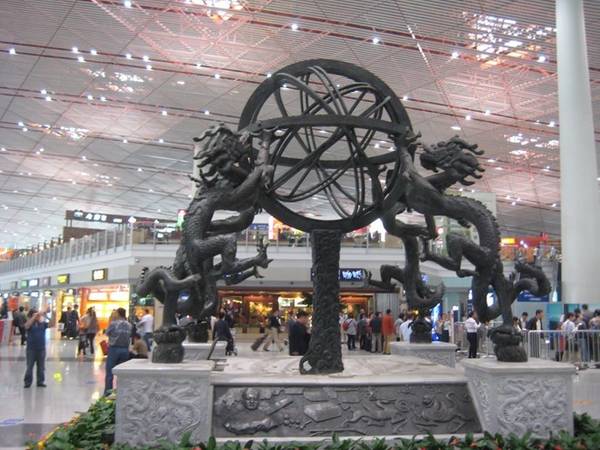 8. Sân bay quốc tế Thủ đô Bắc Kinh (Trung Quốc): Là sân bay đông khách thứ 2 thế giới (đón 83,7 triệu lượt khách mỗi năm), sân bay ở Bắc Kinh có vai trò quan trọng trong sự phát triển của thủ đô Trung Quốc. Sân bay được mở rộng và nâng cấp, với nhà ga 3 được đánh giá là nhà ga tốt thứ 10 thế giới. 