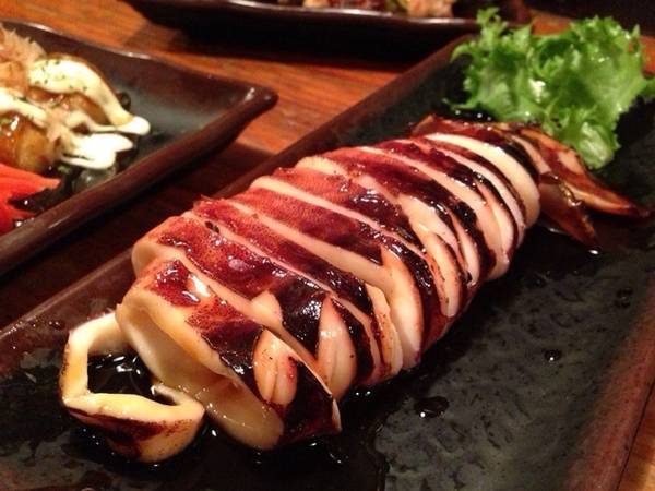 Ikayaki là món mực tươi nướng thường thấy nhất trong những izakaya (quầy ăn nhỏ hay quán nhậu) hoặc các lễ hội của Nhật Bản. Thân con mực được quét thêm một lớp xì dầu và thái thành vòng.