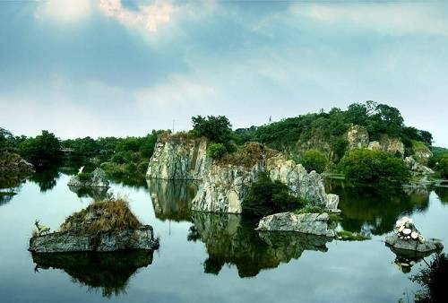 Nằm trọn trong khu danh thắng Bửu Long, núi Bửu Long được xem là ngọn núi đẹp nhất vùng hạ lưu sông Đồng Nai. Ảnh: Dongnai.