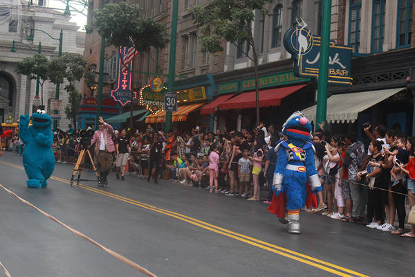 Đông đảo du khách xếp hàng xem Hollywood Dreams Parade.