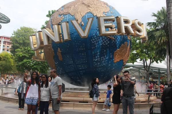 Biểu tượng quen thuộc của hãng phim Universal được đặt trước cổng Universal Studios Singapore. 