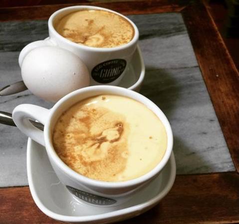 Cà phê trứng được giữ nóng trong bát nước. Ảnh: Instagram hoaitifishing.