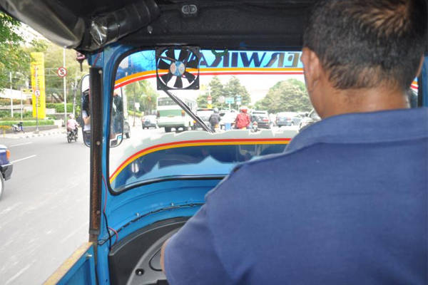 Bajaj là một dạng xe lam đi vòng quanh thành phố, nhanh và rẻ hơn taxi.