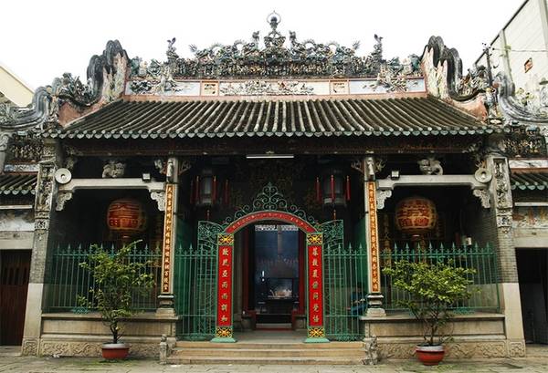 Chùa Bà Thiên Hậu: Nằm trên con đường Nguyễn Trãi (quận 5) lúc nào cũng tấp nập xe qua lại, chùa Bà Thiên Hậu là một trong những ngôi chùa nổi tiếng, có tầm ảnh hưởng quan trọng đối với đời sống và văn hóa của người Hoa sinh sống tại Sài Gòn từ rất lâu nay. Chùa đã được công nhận là Di tích kiến trúc nghệ thuật cấp quốc gia vào năm 1993.