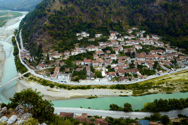 Berat là thị trấn nhỏ thuộc đất nước Albania - một trong những đất nước nhỏ và nghèo nhất của châu Âu. Nhưng đất nước này lại là điểm đến du lịch được yêu thích vì không gian đẹp và chi phí rẻ.