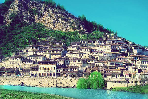Điều làm Berat trở nên đặc biệt là những ngôi nhà được thiết kể theo lối kiến trúc Balkan từ những năm của thế kỷ 13. Điểm nhấn của mỗi ngôi nhà có rất nhiều ô cửa sổ. Vì vậy, nơi đây được gọi là thành phố nghìn cửa sổ. Năm 2008, Berat được UNESCO công nhận là Di sản văn hóa thế giới.
