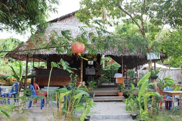 Dọc trên đảo cũng có nhiều quán bar như thế này. Ngoài những bãi biển chính, còn có một số hòn đảo bỏ hoang mà bạn có thể đến tham quan ở đây một cách dễ dàng bằng thuyền, trong đó có 2 đảo lớn là Koh Adang và Koh Rawi. 