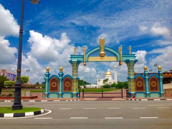 Brunei được biết đến là một vương quốc giàu có, thịnh vượng và bình an. Đây cũng là quốc gia thứ năm trong chuỗi hành trình khám phá văn hóa các quốc gia Đông Nam Á của tôi.