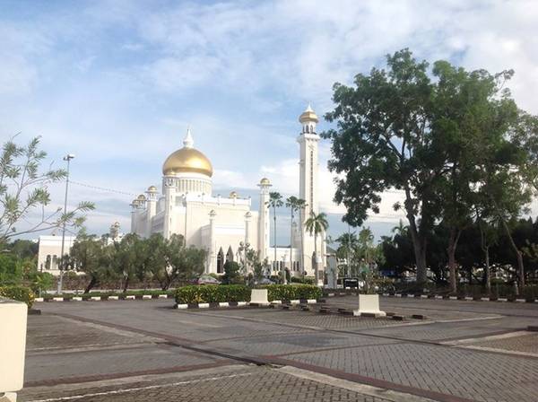 Ở Brunei có nhiều địa điểm tham quan như giáo đường Hồi giáo (nổi tiếng nhất là Sultan Omar Ali và Jame'asr asanil), khu làng nổi, Art Brunei, bảo bàng hoàng gia, bảo tàng lịch sử, chợ đêm...