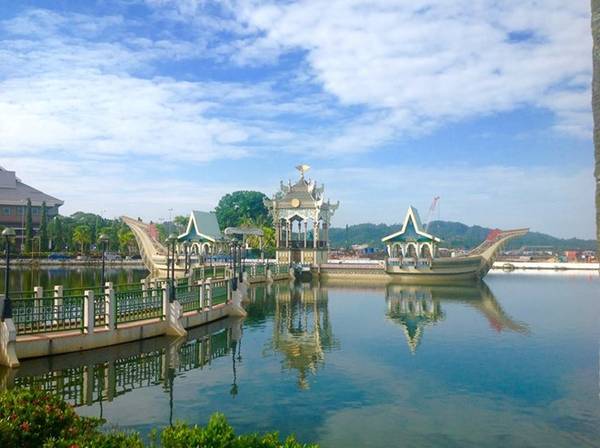 Với vị trí thuận lợi và thiên nhiên trù phú, từ rất lâu trên vùng đất Brunei đã hình thành những hải cảng sầm uất.