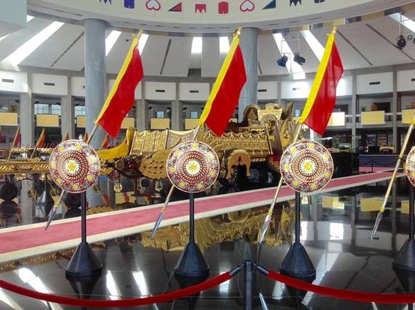 Bảo tàng còn lưu giữ được nhiều hiện vật liên quan đến các vị vua từng trị vì vương quốc Brunei. Bảo tàng cũng có dáng dấp lối kiến trúc khá ấn tượng. Du khách có thể ghé tham quan miễn phí Bảo tàng Hoàng gia Regalia vào các ngày trong tuần.