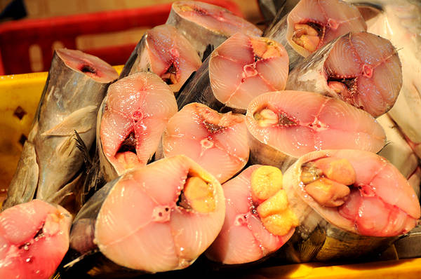 Cá thu tươi được xẻ thịt để bán tại chỗ.