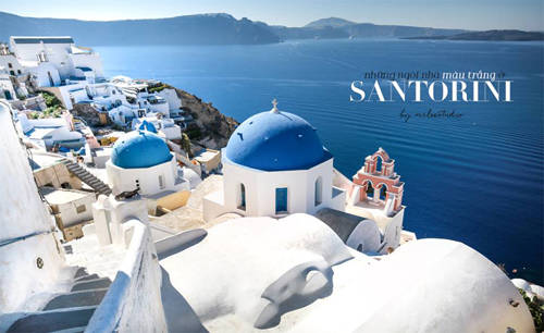 Thời gian đi Santorini Mùa cao điểm nhất của du lịch Santorini là tháng 7 và 8. Nắng chói chang, trời xanh ngắt không một gợn mây, tuy nhiên dịch vụ đắt đỏ và rất đông khách du lịch. Nếu thích yên bình và vắng vẻ, bạn nên chọn tháng 6 hoặc tháng 9,10, thời tiết sẽ mát mẻ hơn, không quá nắng và chi phí du lịch trong thời điểm này cũng sẽ rẻ hơn. Bạn chớ nên đi Santorini vào các tháng khác vì trời lạnh, xám xịt và mọi dịch vụ tại đảo lúc đó sẽ tạm ngưng, nhìn rất hoang tàn vắng vẻ.