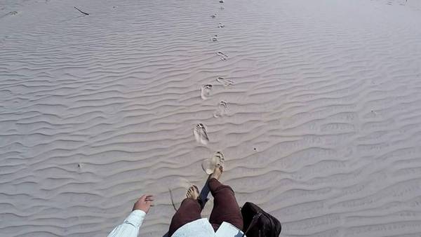 Những bước chân trần trên cát.