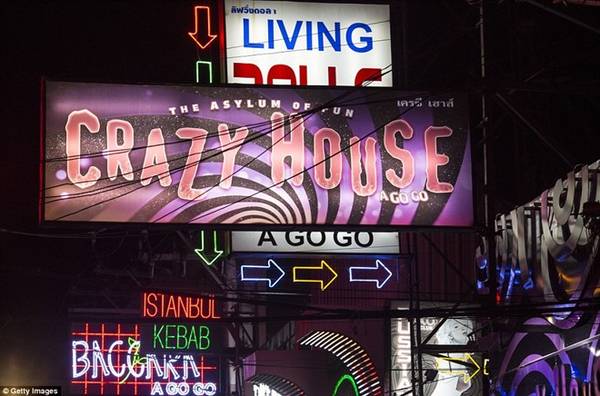 Những biển hiệu lớn quảng cáo các quán bar và hộp đêm nổi tiếng xuất hiện dọc phố đi bộ ở Pattaya. 