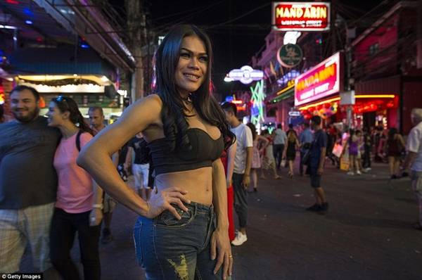 Một ladyboy (người chuyển giới thành phụ nữ) đứng trên con phố nhộn nhịp ở Pattaya, nơi nổi tiếng với những dịch vụ tình dục. 