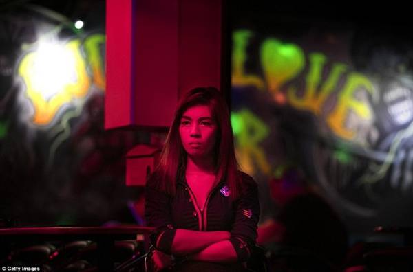 Cô gái này đang đợi khách ở một quán bar tại Pattaya. Nữ bộ trưởng du lịch đầu tiên của Thái Lan muốn cấm các hoạt động của ngành công nghiệp tình dục.