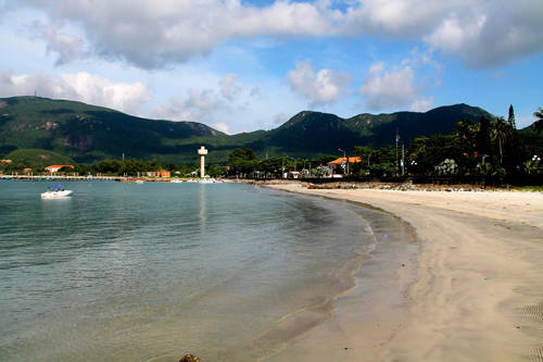 Bãi An Hải, gần thị trấn là nơi nhiều du khách tắm biển vào buổi chiều. Ảnh: Xuân Lộc