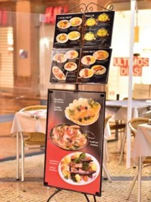 Thực đơn paella được quảng cáo trước các nhà hàng