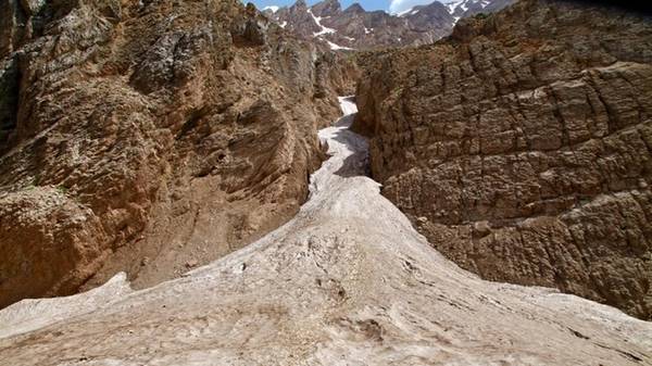 Băng đá ở giữa hoang mạc: Ẩn trong dãy núi Zard-Kuh cao 4.200 m trải dài ở vùng hoang mạc rộng lớn tại biên giới phía tây Iran là một trong những hiện tượng tự nhiên kỳ thú và hiếm thấy. Ngay rìa hoang mạc nóng bỏng là những dòng sông băng chỉ có ở các vùng cận nhiệt đới.  "Hầu hết du khách quốc tế tới Iran là từ châu Âu, nơi có rất nhiều núi cao nên tôi rất khó thuyết phục được họ đến ngắm cảnh tượng ở Zard-Kuh. Tôi mới đón được 3 nhóm khách quốc tế nhưng mỗi lần về họ luôn nói với tôi rằng đó mới là điểm nhấn của cả chuyến đi Iran", Farshid Zandi, đại diện Zandi Tours. 