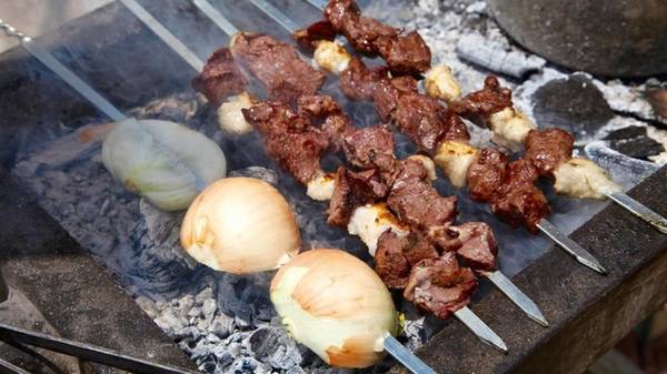 Những xiên thịt nướng ngon nhất: Một vài năm trước, thu nhập của Abdullah đều từ việc bán thịt, sữa và len cho những người bán buôn địa phương. Nhưng gần đây, anh và những người Bakhtiari phải dành cả mùa hè ở Chama Qar Yakhi để làm việc bằng cách cung cấp thực phẩm cho khách du lịch Iran. Các du khách này là tầng lớp trung lưu mới nổi lên nhờ sự phát triển của kinh tế, họ đi xe tới Isfahan để dã ngoại ở vùng Zard-Kuh.  Thịt nướng kebab là món ăn phổ biến của người Iran. Thịt cừu mới giết được cắt miếng nhỏ làm thành xiên là một món khá đắt. Việc nướng thịt trên than củi làm thịt mềm hơn mà hương vị vẫn nguyên vẹn, không phải thêm gia vị. Đoàn của Ian đã thưởng thức món này cùng với bánh mì Iran và hành nướng muối. 