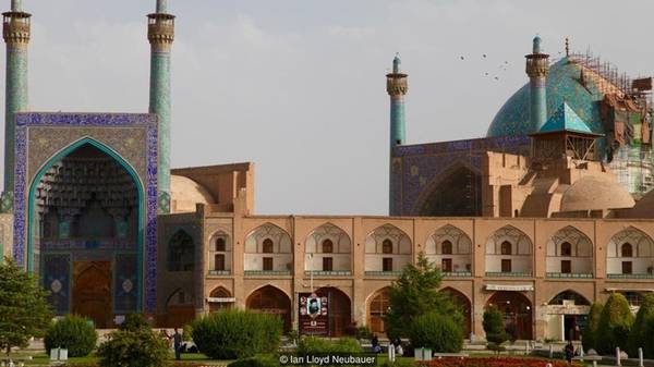 Một nửa thế giới: Ian Lloyd Neubauer, phóng viên BBC kể: "Tôi gặp Zandi ở Isfahan, nơi từng là thủ đô của đế quốc Ba Tư. Tôi đi tham quan nhiều thánh đường Hồi giáo, cung điện, quảng trường và những khu vườn đẹp mê hồn xây từ thế kỷ 17. Thời đó người Iran có câu ngạn ngữ "Esfahān nesf-e jahān ast" (Isfahan là một nửa của thế giới). Theo lời khuyên của Zandi tôi dành một ngày cho chuyến đi 500 km tới Zard-Kuh để ngắm nhìn Bakhtiari, một bộ tộc du mục sống trong những căn lều dựng trên chính các dòng sông băng". 
