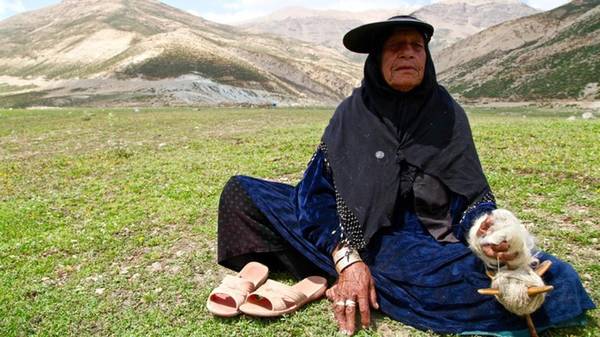 Làm len sợi: Người Bakhatiara dành 8 tháng mỗi năm ở Khuzestan, một tỉnh ở miền nam Iran. Họ di cư tới Zard-Kuh vào cuối tháng 4 để trốn tránh cái nóng tới 50 độ C của mùa hè và ở tới giữa tháng 9, vỗ béo các đàn gia súc nhờ những đồng cỏ xanh tươi.  Cuộc di cư thường niên này từng là cuộc phiêu lưu mệt mỏi dài ngày mà họ phải đi bộ qua cả vùng sa mạc cát lẫn nơi tuyết phủ. Ngày nay, người Bakhtiari di chuyển bằng ôtô, dùng xe tải để chở gia súc, nhưng các truyền thống khác của họ vẫn được gìn giữ. Trong ảnh là một phụ nữ Bakhtiari đang cuộn len theo cách truyền thống để làm sợi dệt nên quần áo.
