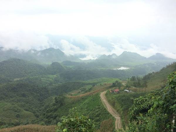 Miền đất Hà Giang thật khéo mê hoặc bao kẻ ưa khám phá bằng những con đường mềm mại vắt qua lưng chừng núi. 