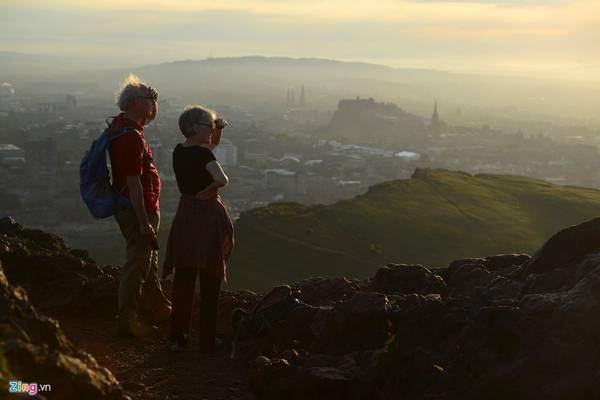 Ngay khi vừa đặt chân lên tới đỉnh, cảnh hùng vĩ của thành cổ Edinburgh phía xa hiện ra ngay trước mắt. Đỉnh đồi cũng khá thấp và dễ đi, nên rất nhiều người cao tuổi, phụ nữ và trẻ em có thể dễ dàng lên tới điểm cao nhất của khu đồi.