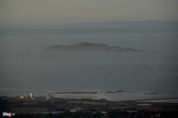 Tại đây du khách cũng có thể phóng tầm mắt ra biển theo hướng đông bắc, ngắm nhìn hòn đảo Inchkeith nằm sâu trong vịnh, ẩn hiện giữa màn sương chiều.