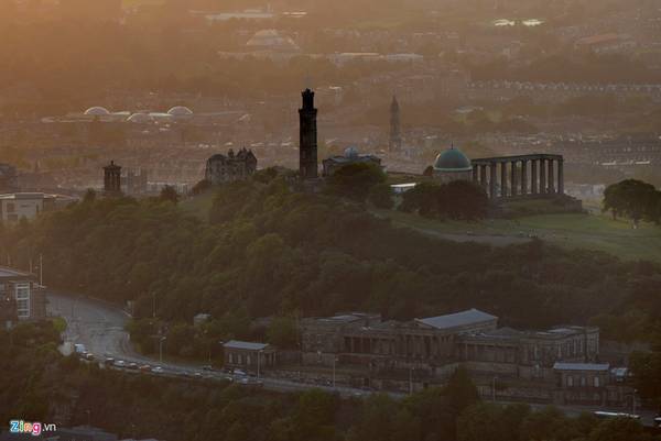 Khu vườn Regent hiện rõ với các công trình mang tính biểu tượng của Edinburgh như Calton Hill (tượng đài quốc gia xây dở dang năm 1829), tượng đài Dugald Stewart, tháp Tưởng niệm Nelson Monument...
