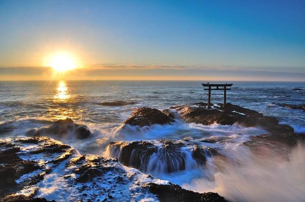 Ngoài ra, Ibaraki còn nổi tiếng với cổng Torii nằm trên bãi đá giữa biển, trước đền Oarai Isosaki. Khi thủy triều lên, nước tràn qua bãi đá, cổng thần đạo như nằm giữa biển cả mênh mông. Đây cũng là nơi đón bình minh và hoàng hôn nổi tiếng bậc nhất ở Nhật Bản.