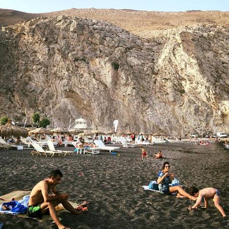 Chính sự khác biệt về địa chất đã thu hút rất nhiều du khách đến với Santorini.