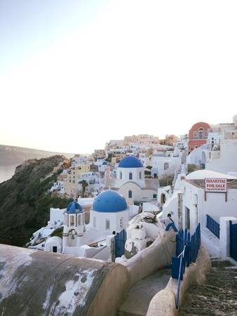 Hầu hết các ngôi nhà ở Santorini đều là màu trắng tinh khiết, kết hợp với sắc xanh của màu nước biển Địa Trung Hải, tạo nên một khung cảnh tuyệt đẹp và hết sức lãng mạn. 
