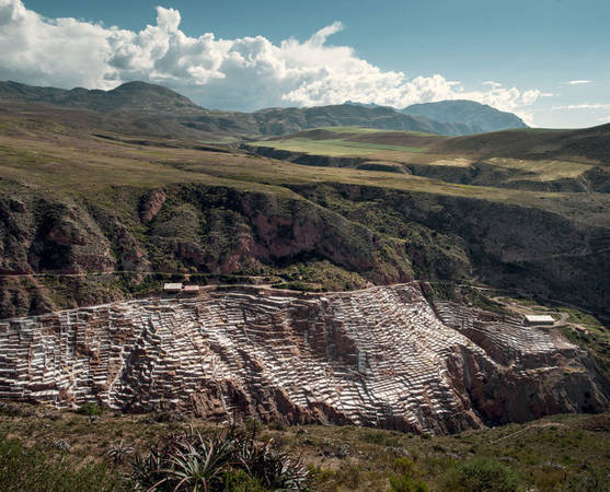Ngọn núi phản chiếu thứ ánh sáng xinh đẹp từ các ruộng muối, nơi sản sinh loại muối hồng tinh khiết. “Mỗi lần đến đây tôi đều vô cùng ngạc nhiên” là lời khen tặng của đầu bếp nổi tiếng Peru Virgilio Martinez về cảnh sắc nơi đây - Ảnh: ModernFarmer