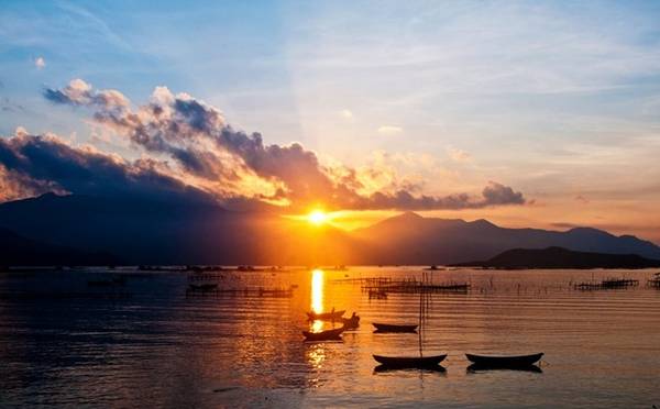 Ðầm Nha Phu là tên gọi cả một khu vực rộng lớn, trong đó có những hòn đảo du lịch như hòn Thị, hòn Lao, hòn Sầm, hòn Đá Bạc, hòn Lao - đảo Khỉ, suối Hoa Lan, khu nghỉ mát Ninh Vân. Đầm Nha Phu rộng gần 1.500 ha, tiếp giáp giữa vịnh Nha Trang và vịnh Vân Phong, thuộc tỉnh Khánh Hòa, cách thành phố Nha Trang khoảng 15 km. Ảnh: Dulichnhatrang.