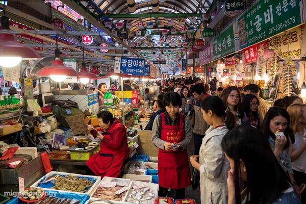 Trong chợ Gwangjang, ngoài đồ ăn chín phục vụ tại chỗ thì còn rất nhiều hàng bán thực phẩm tươi sống. Rất nhiều loại hải sản cũng như đồ ăn từ hải sản được bày bán như món sashimi kiểu Hàn hay thịt bạch tuộc sống. Tuy giá cao, chất lượng hải sản luôn được đảm bảo nên du khách không cần quá lo lắng. 