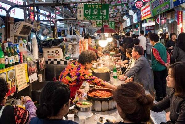 Chợ Gwangjang mở cửa từ 8h30 tới 18h hàng ngày, nhưng nhiều nhà hàng ở đây có thể mở muộn hơn, số khác lại đóng cửa vào chủ nhật. Địa chỉ chợ là 88 Changgyeonggung-ro, Jongno-gu, Seoul. Du khách có thể đi bằng tàu điện ngầm ở trạm Jongno 5, lên cửa số 9 hoặc 8 là có thể tới thẳng cổng chợ.  Seoul không phải là một thành phố du lịch giá rẻ nên chi phí ăn uống cũng vậy, bạn phải trả 2 - 5 USD cho một món ăn. Nếu ăn uống trong chợ Gwangjang có thể mỗi người phải chi khoảng 10 - 20 USD.