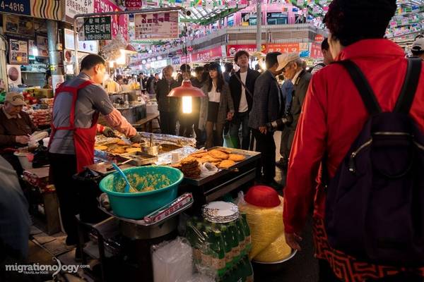 Chợ Gwangjang là nơi mà bạn sẽ tìm thấy rất nhiều du khách nước ngoài cũng như người dân Hàn Quốc. Họ cùng say sưa thưởng thức những món ngon của xứ kim chi.