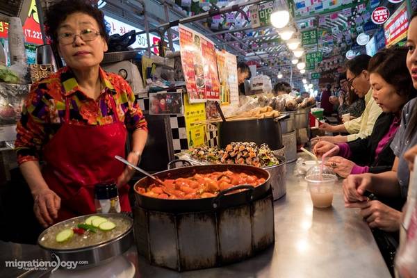 Đến chợ Gwangjang, du khách sẽ bị choáng ngợp vì sức hút của các món ăn cũng như lượng người tới đây tham quan có mặt ở khắp ngõ ngách. 