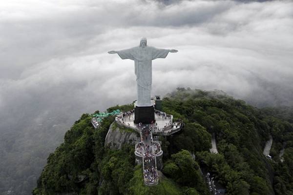 Công trình nổi tiếng nhất của thành phố là tượng Chúa Cứu Thế. Bức tượng được hoàn tất năm 1931, nằm ở độ cao 700 m, trên đỉnh Corcovado nhìn xuống thành phố. 